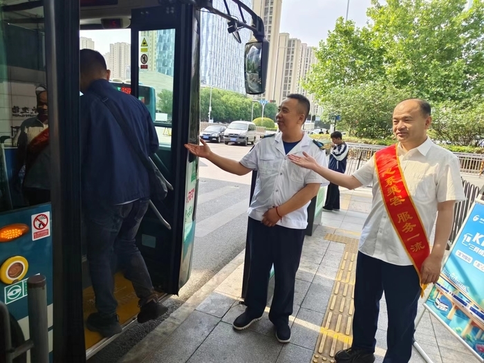 济南公交K156路首推“首站迎立式服务”，全天候守护双节出行​