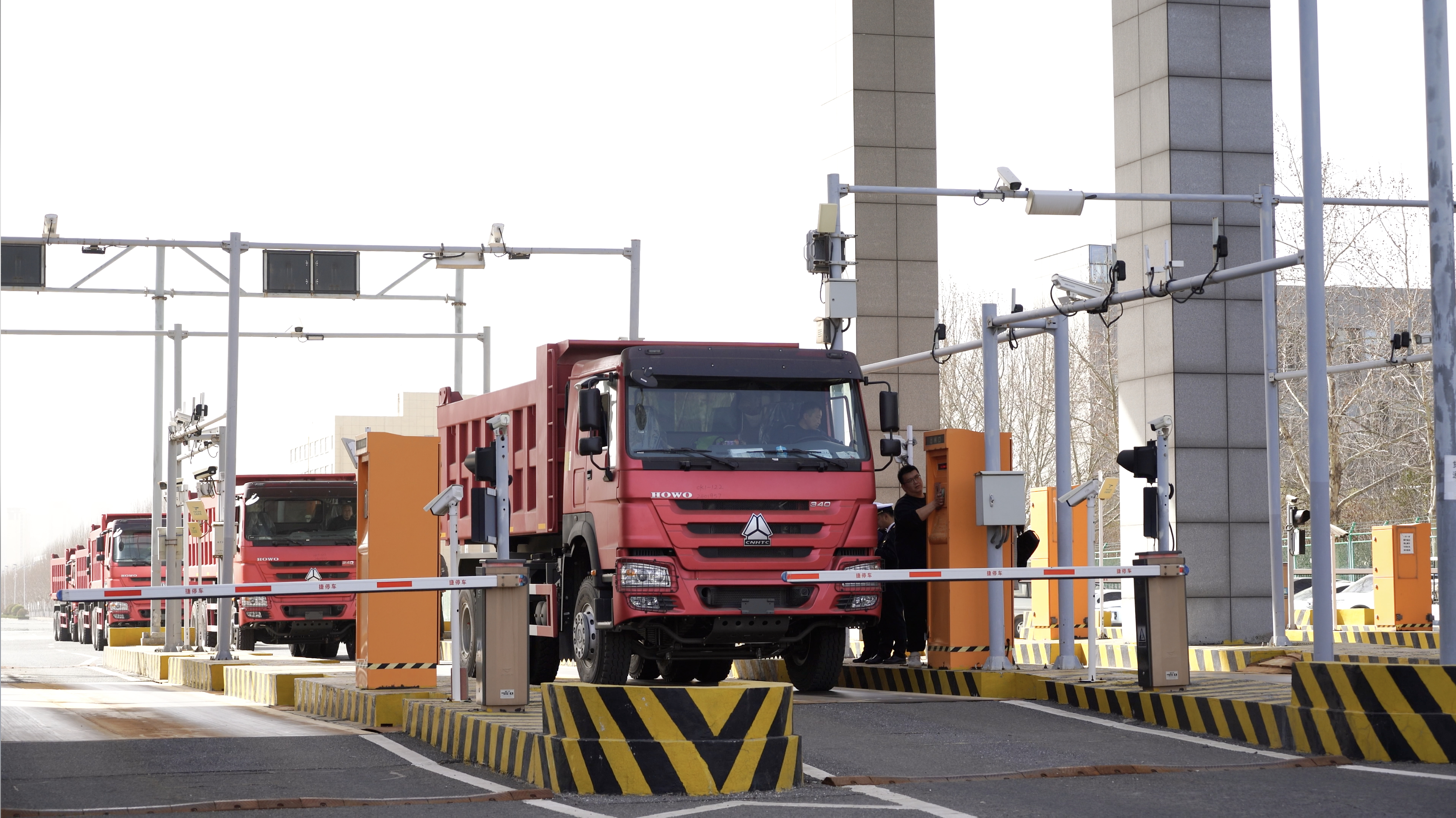 全省首票出口整车“一票多车”出境业务落地济南章锦综保区