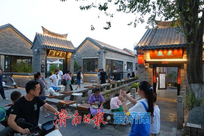 一年四季 泉在济南丨曲水亭街暮色如画 灯火阑珊引游人如织