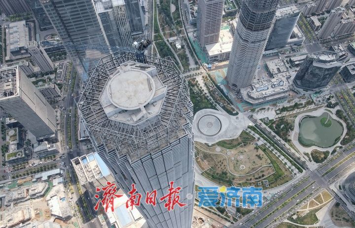 项目强省会｜济南“第一高”塔冠钢结构吊装完工