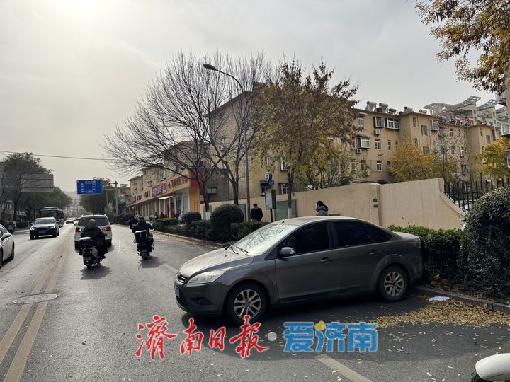 惊险！轿车忘拉手刹溜车 济南交警火速处置化险为夷