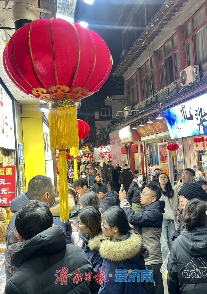 ​小年到，芙蓉街张灯结彩迎新春