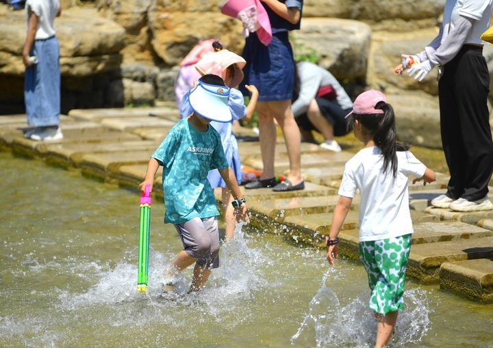 气温回升，济南龙鼎滨水公园迎来夏日狂欢