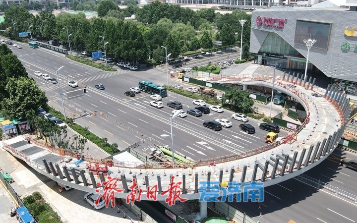 济南工业南路新建过街天桥人行梯道安装就位