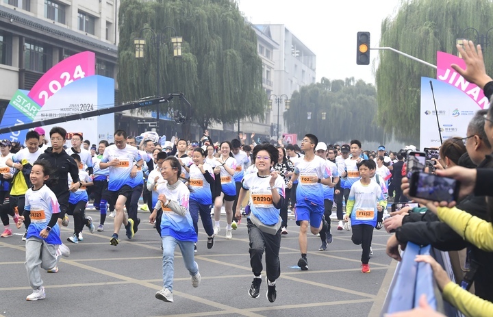 2024济南(泉城)马拉松鸣枪起跑，现场高清大图来了