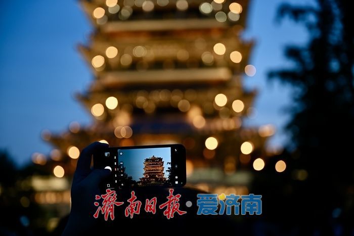 一年四季 泉在济南丨暑期周末“热力叠加” 大明湖超然楼成夜游磁极