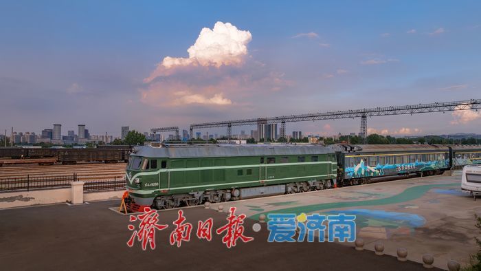 一年四季 泉在济南丨济南雨后现“丁达尔”效应，机车公园日落美景入眼成画