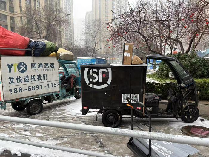 济南西客站片区交通未受雨雪明显影响，外卖快递配送如常