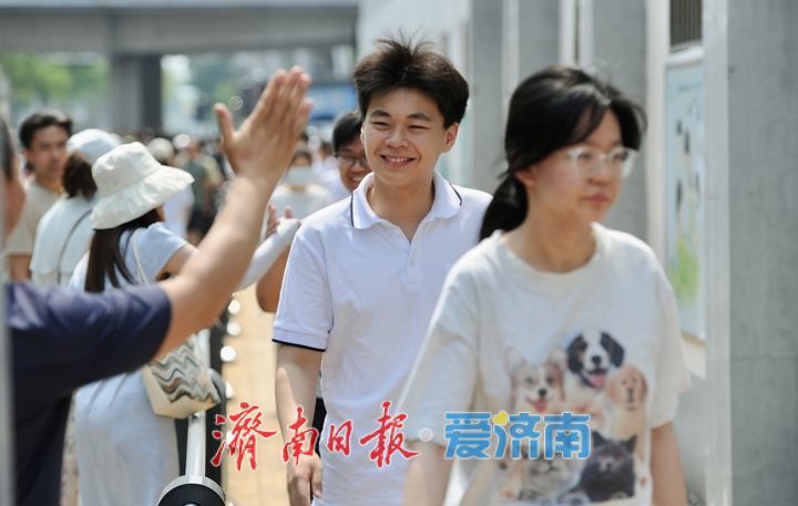 高考第二天，送考老师与考生击掌，传递力量