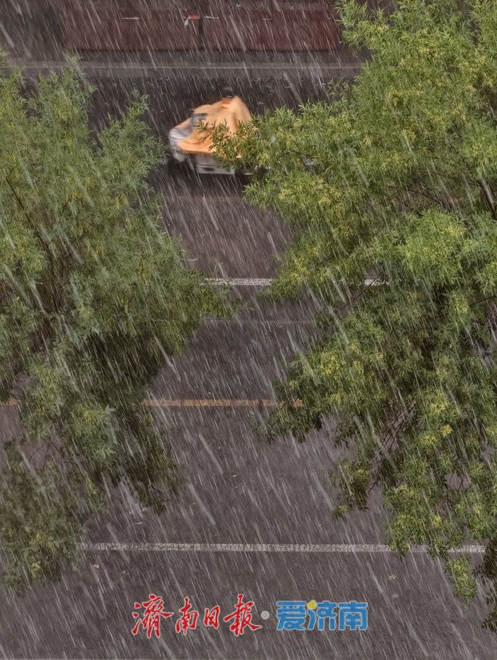 济南东部遭遇强对流天气，短时暴雨突袭白昼如夜