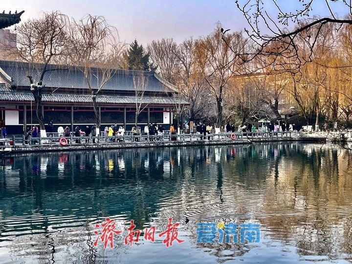 元旦尾声游兴浓 五龙潭月牙泉成热门打卡地