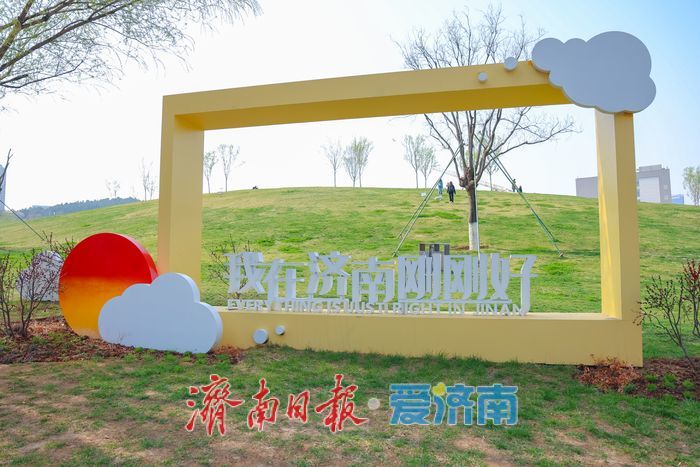 春日暖阳润新绿 菠萝山草坪成“松弛栖息地”