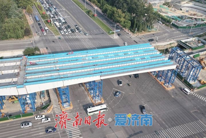 济南凤凰黄河大桥南延工程钢箱梁开始上跨经十路