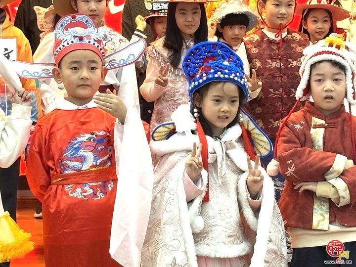 新年展 “新帽”，策马向目标 —— 济南市历下区龙德学校开学典礼创意启新程