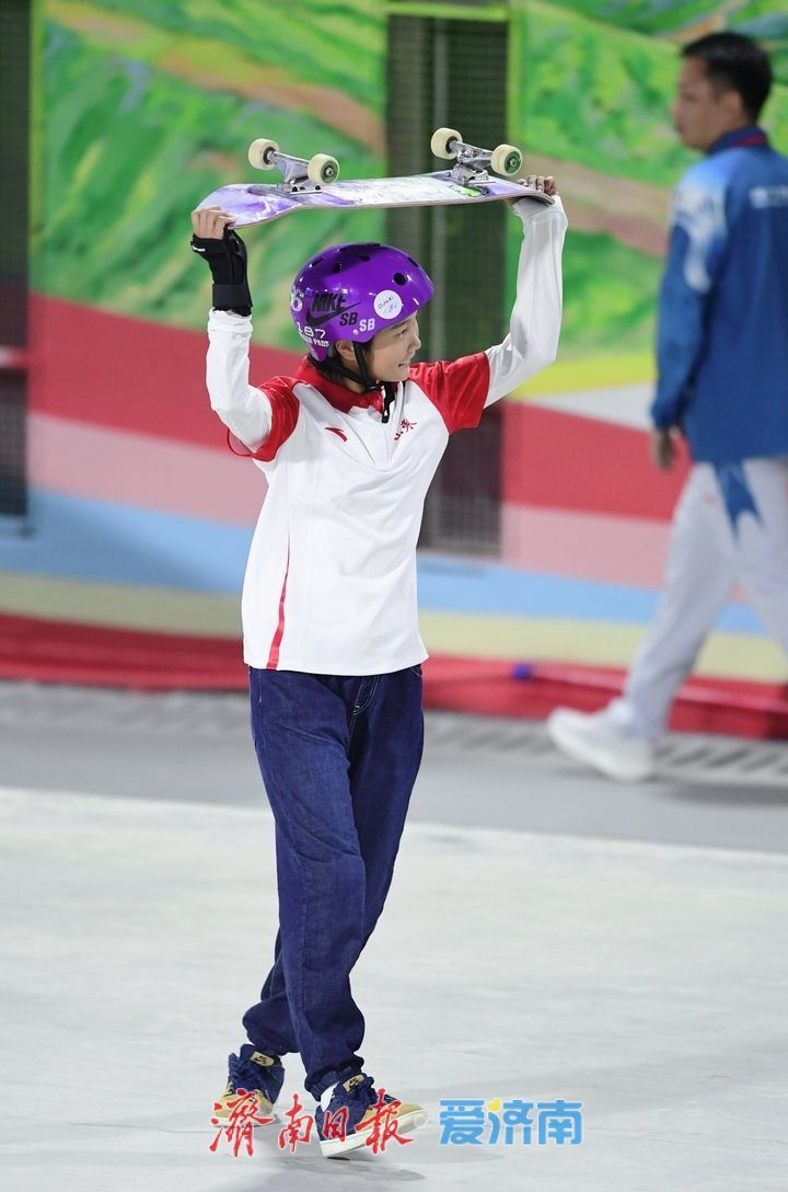 济南选手崔宸曦夺得十五运会滑板女子街式赛金牌