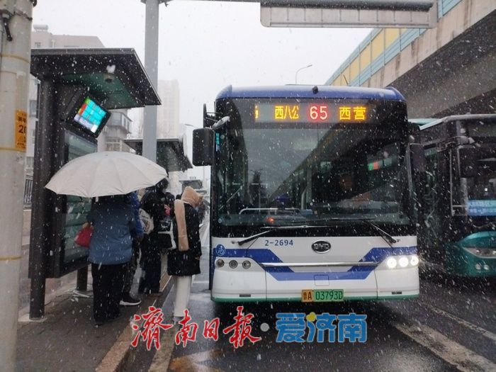 今冬初雪如约而至 济南公交全力护航市民出行路