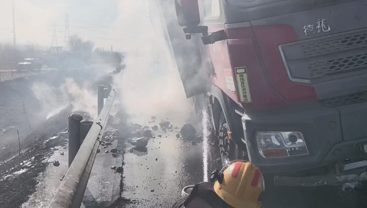 货车轮胎突发起火，济南消防紧急扑救