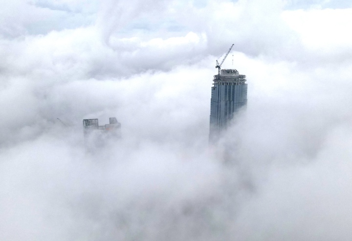 如临仙境，雨后济南出现平流雾景观