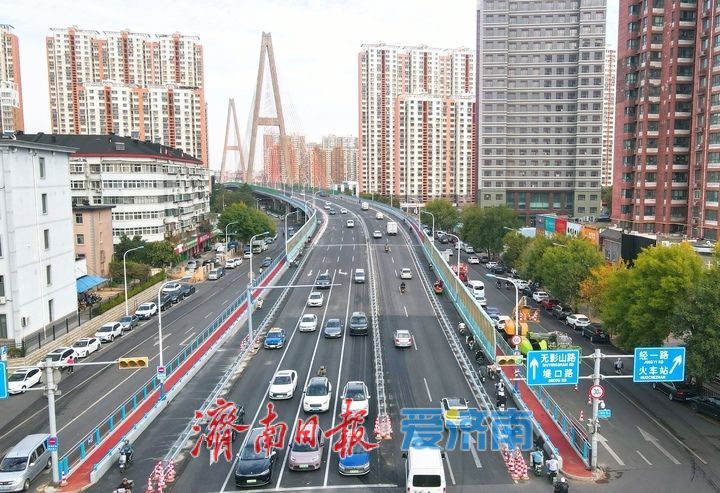 济南纬六路高架桥南引桥重新铺设沥青路面，新防撞护栏陆续安装