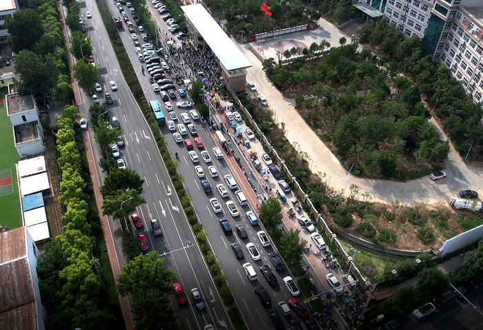 “车等人”变为“人等车”：济南交警智慧放学系统破解放学接娃拥堵难题