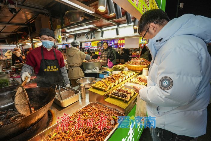 华灯初上，济南环联夜市烟火升腾人气旺