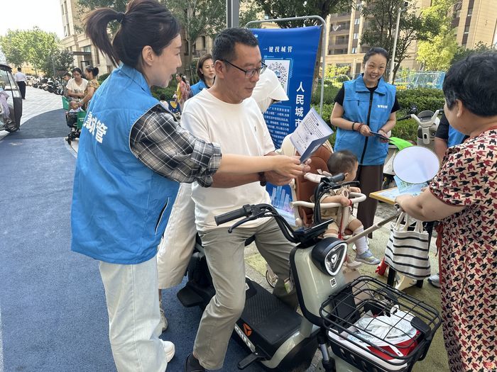 一对一教用“掌上城管”，趣味游戏学垃圾分类——市智慧城管中心深入济齐路社区