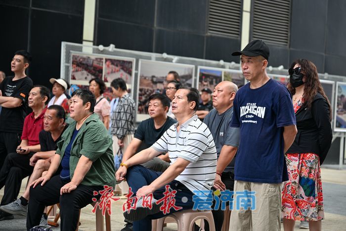 济南市三馆过道屏幕直播阅兵 群众驻足共缅历史