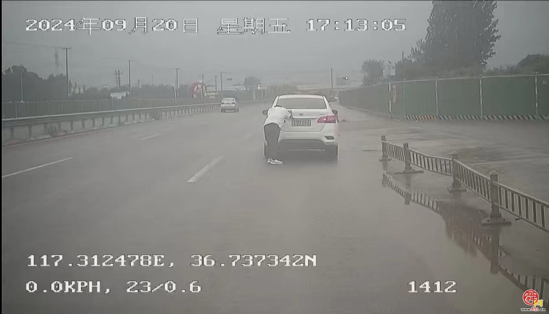 为ta点赞｜私家车故障滞留道路 济南公交司机帮忙推车