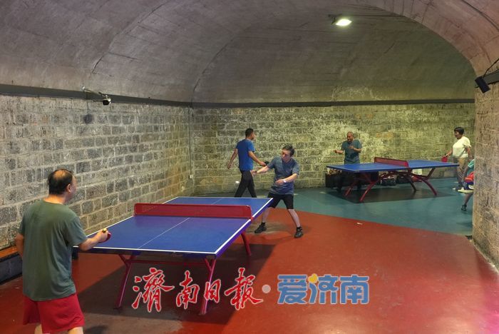一年四季 泉在济南丨18℃天然“空调房”！防空洞成市民夏日避暑好去处