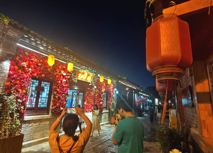 泉城夜浪漫 消夏烟火浓