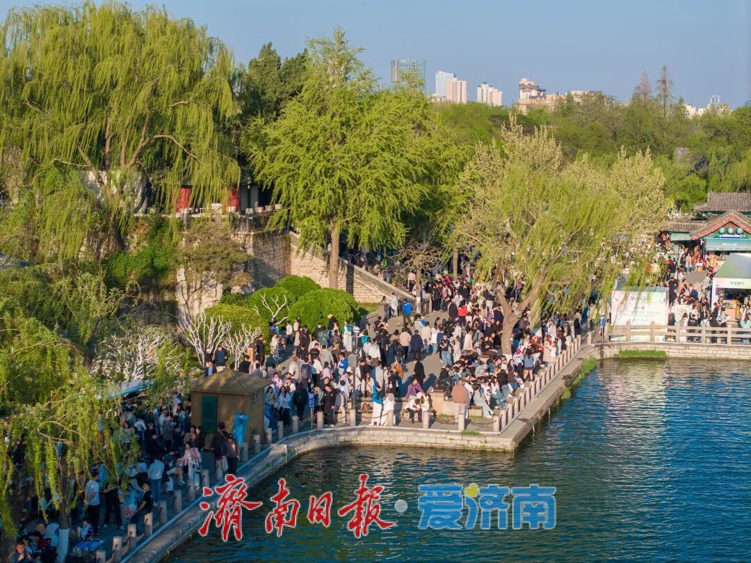 天下第一泉风景区清明假期人气爆棚，千年泉韵绽风华