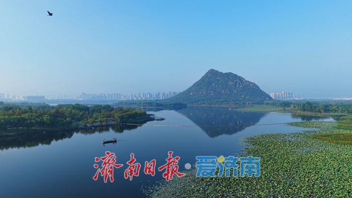 山湖尽染，秋色如画