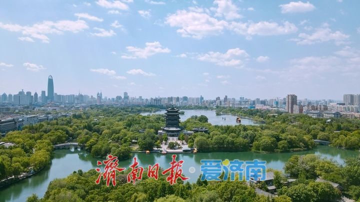暮春时节明湖畔，巧云相伴入画来