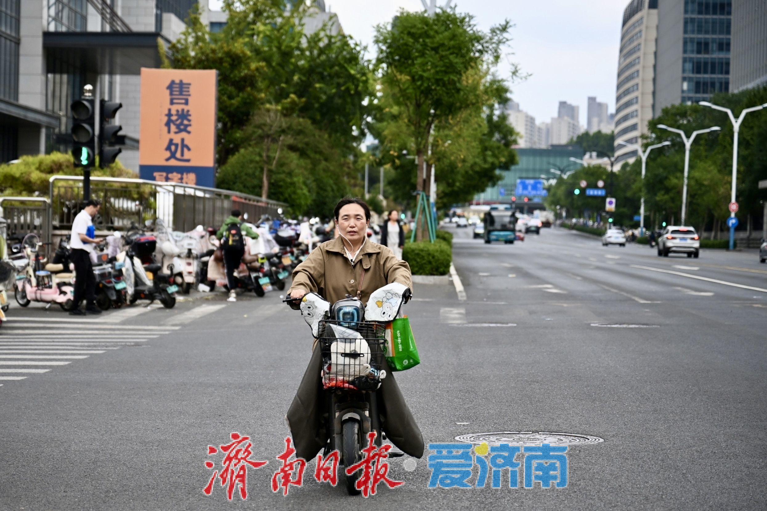冷空气到访降温明显 济南市民添衣迎微凉秋日