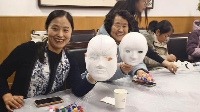 脸谱、宋锦、掐丝珐琅，“阅享银龄”非遗工坊带老爸老妈玩转非遗