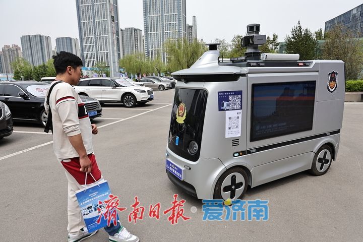 无人驾驶智慧巡逻车吸引眼球