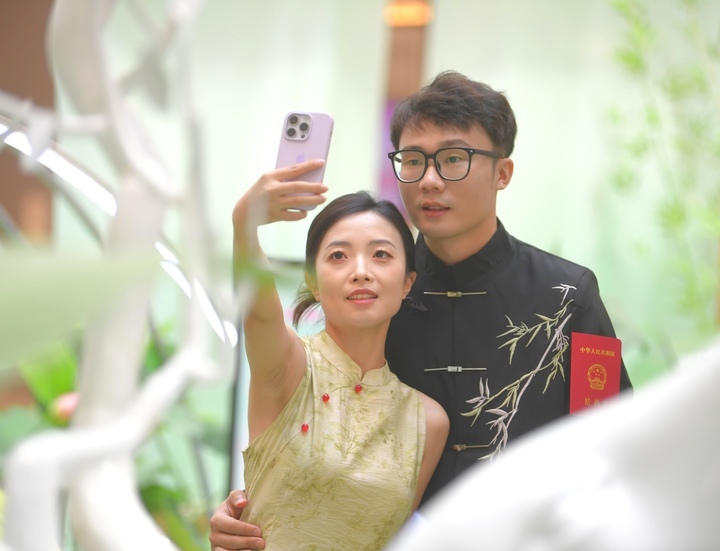 “七夕”有情 商场也能领结婚证啦