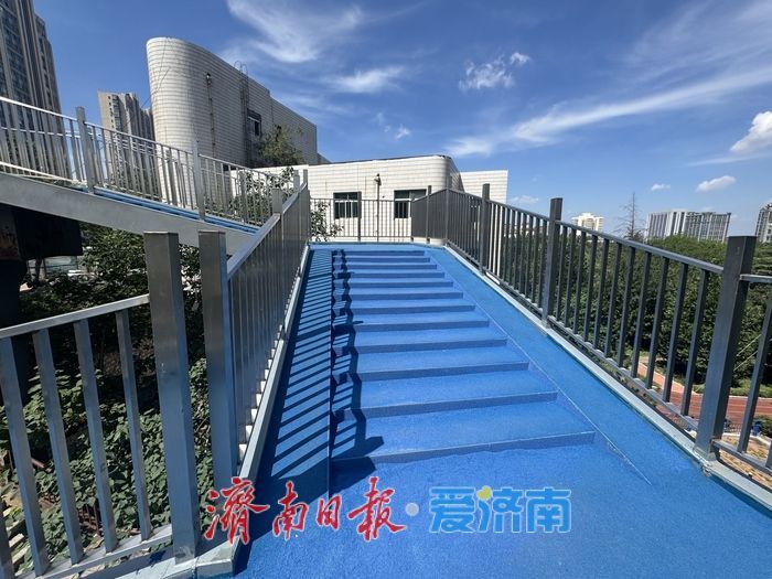 济南经十路燕山立交桥西侧过街天桥焕新颜 便民又美观