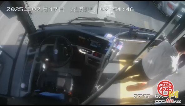 破窗救人显担当！济南公交两位司机这一举动温暖泉城