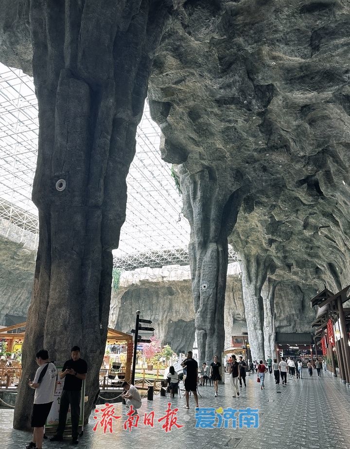 从“歇歇脚”的服务区到“买买买”的会客厅 “过路经济”因何而“火”