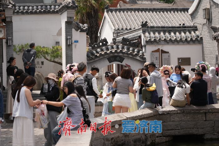 泉韵老街醉游人