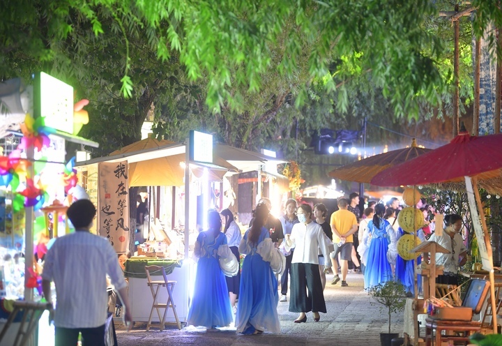 泉城夜浪漫 消夏烟火浓