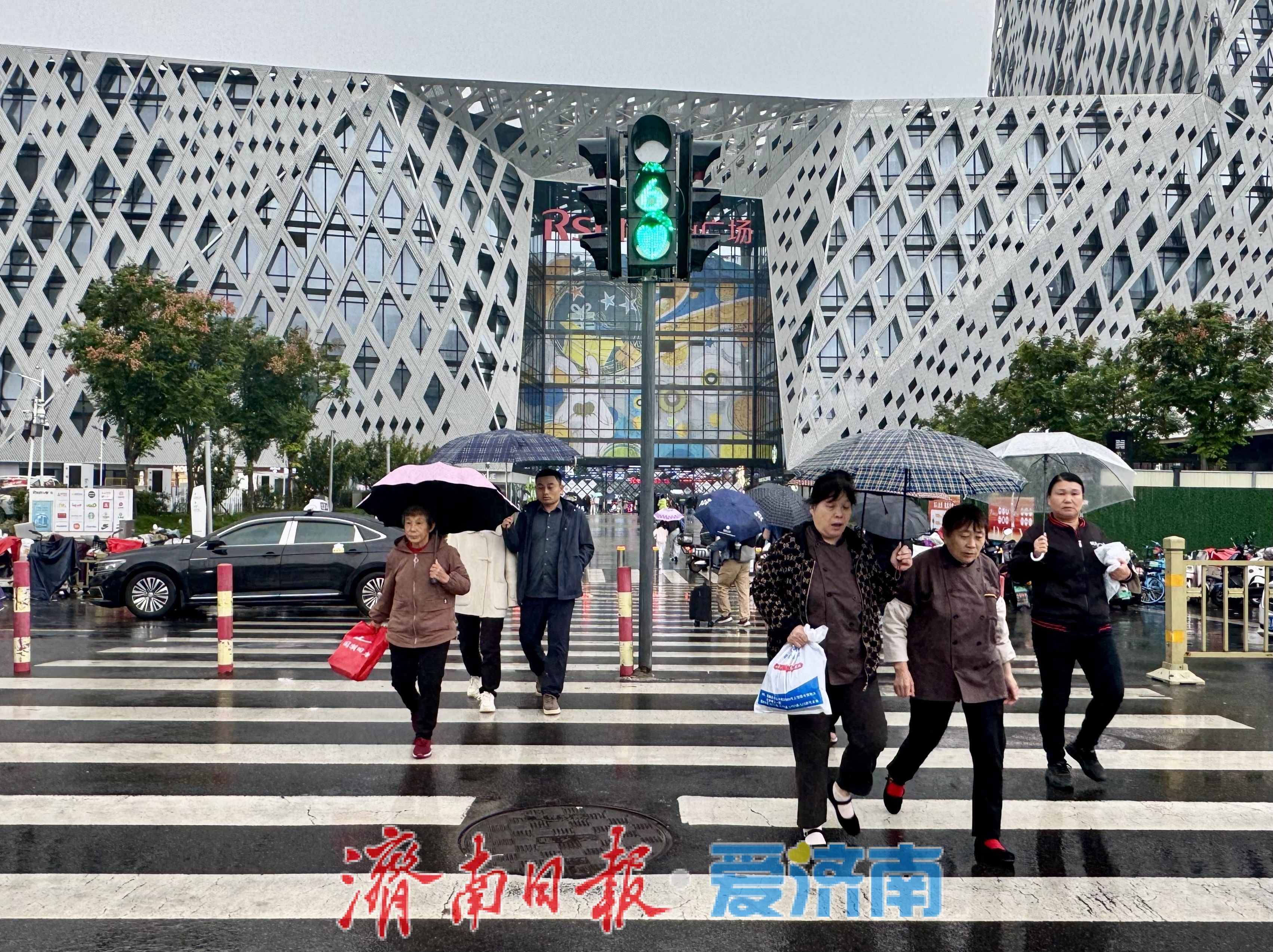泉城秋雨迎寒意 市民添衣暖意浓