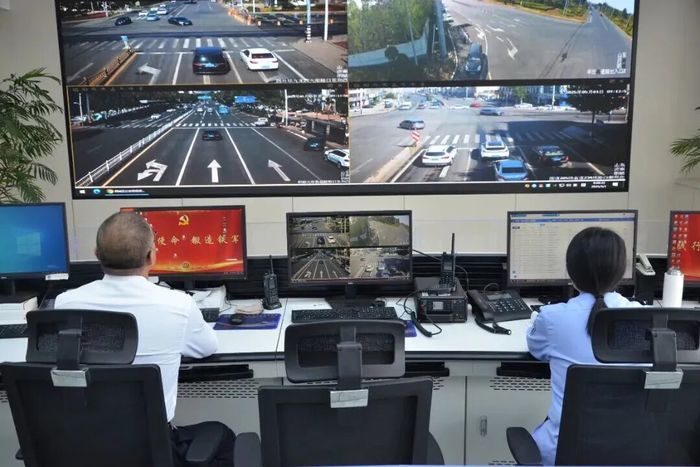 定点疏导、开辟临时泊位、查处违法行为……1.98万人次警力护航假期