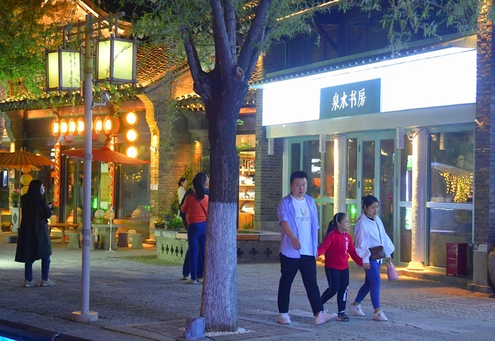 泉城元素无处不在，百花洲“泉”心“泉”意迎客来