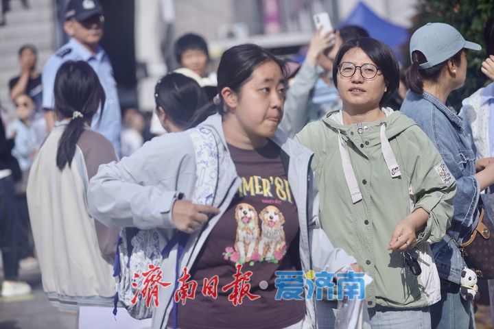 高考首日 少年执笔追梦 家长暖心相伴