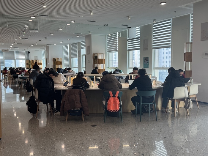 各大考试临近，图书馆“座无虚席”，付费自习室成热门选项，考生直言“花钱买效率”