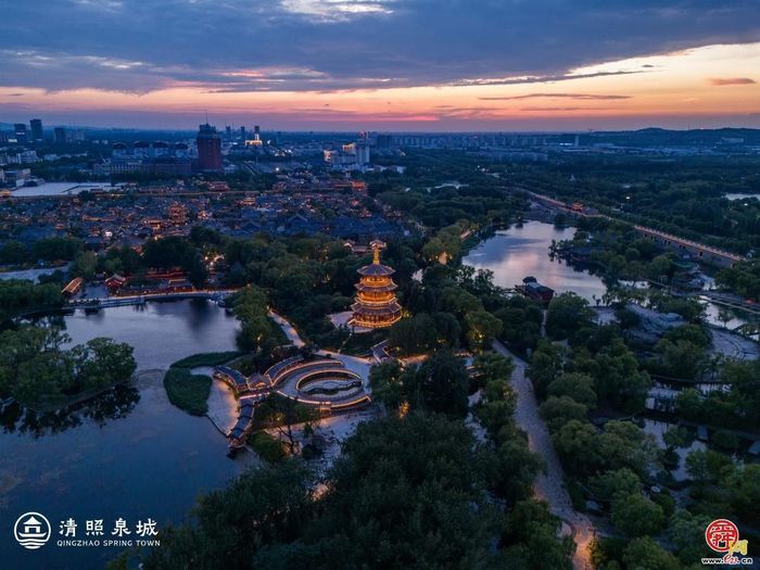 “清照泉城诗歌之夜暨吕德安作品展”于泉畔开幕，诗人艺术家共谱泉城春夜诗章