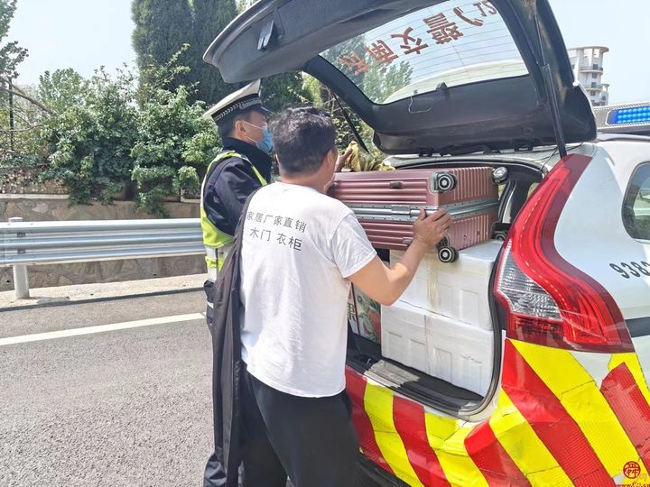 大巴车高速上发生故障 济南交警及时救助暖人心