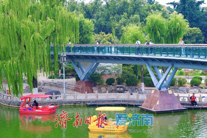 休闲漫步游园间 欢度端午小长假